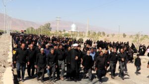 فیلم/ گوشه‌ای از حضور پرشور مردم عزادار راور در مراسم پیاده‌روی جاماندگان اربعین حسینی