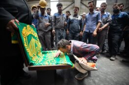 گزارش تصویری حضور خادمین و پرچم متبرک رضوی در شهرستان راور در قالب کاروان زیر سایه خورشید