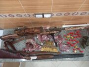 کشف و ضبط بخشی از لاشه یک راس کل وحشی به همراه دو قبضه سلاح و مهمات و ادوات شکار طی بازرسی از منزل شکارچی متخلف در شهرستان راور