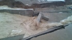 جاده راور_بهاباد به دلیل تخریب پل مسدود شد+فیلم